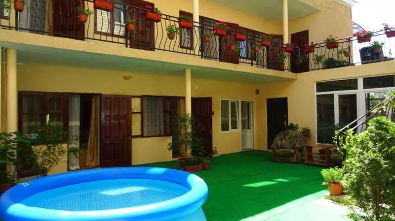 . Гостевой дом "У Ларисы". Вардане