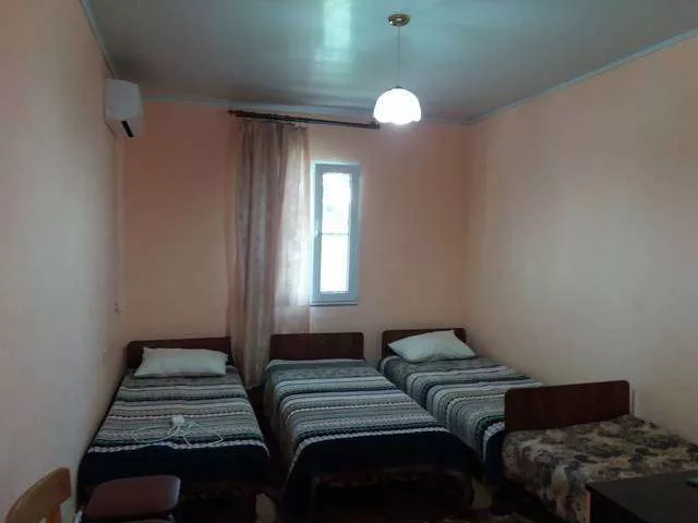 Четырехместный стандарт номер с кухней-столовой комната (18 м2 кухня 12 м2). Гостевой дом «Высотной 13». Голубицкая Четырехместный стандарт номер с кухней-столовой комната (18 м2 кухня 12 м2). Гостевой дом «Высотной 13». Голубицкая