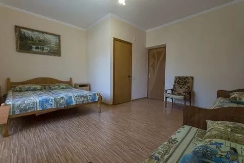 4-Х МЕСТНЫЙ НОМЕР С 2 ОДНОСПАЛЬНЫМИ И 1 ДВУСПАЛЬНОЙ КРОВАТЬЮ. Гостевой дом «Августа» . Аше