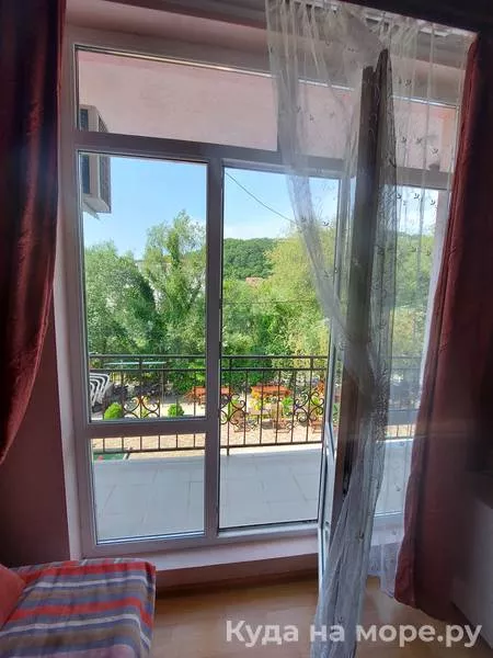 Трёхместный номер люкс с балконом. Гостевой дом "Нур". Ольгинка