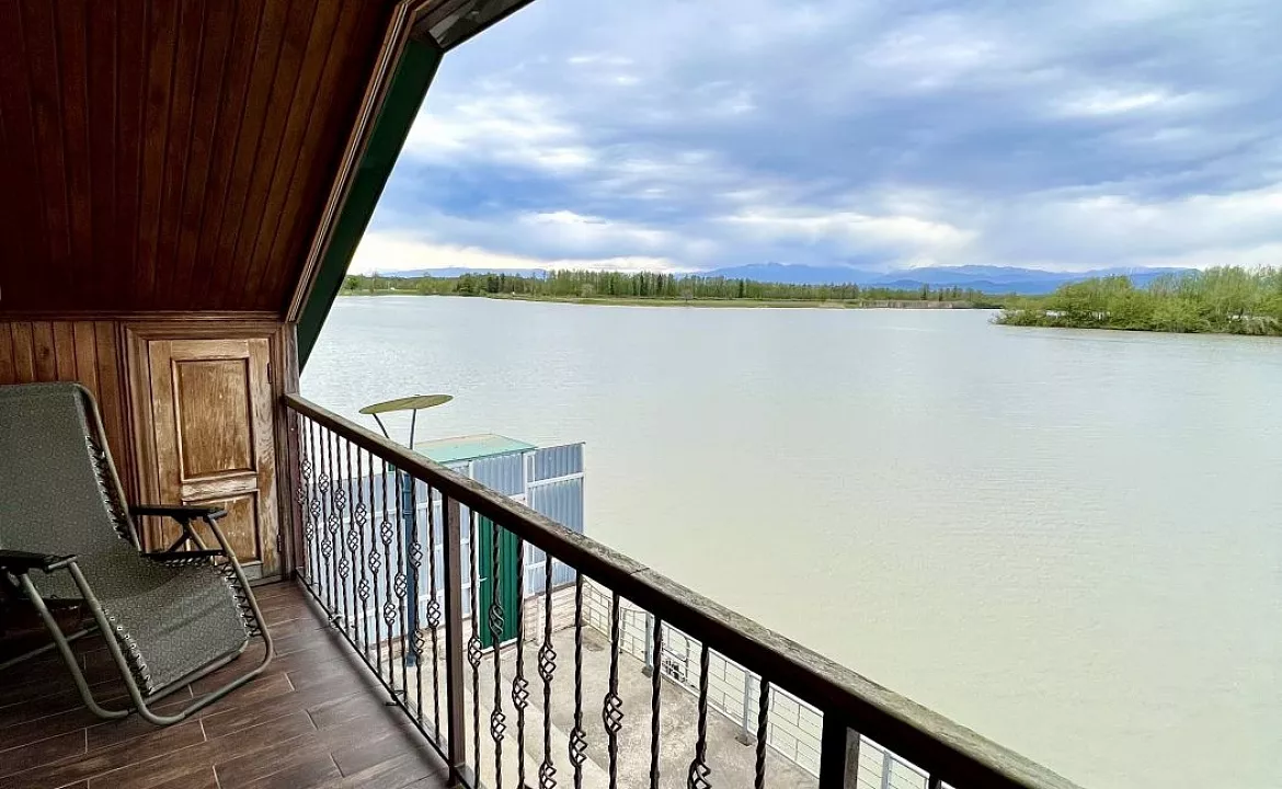 Двух этажный коттедж возле озера. База отдыха "Скурча". Сухум