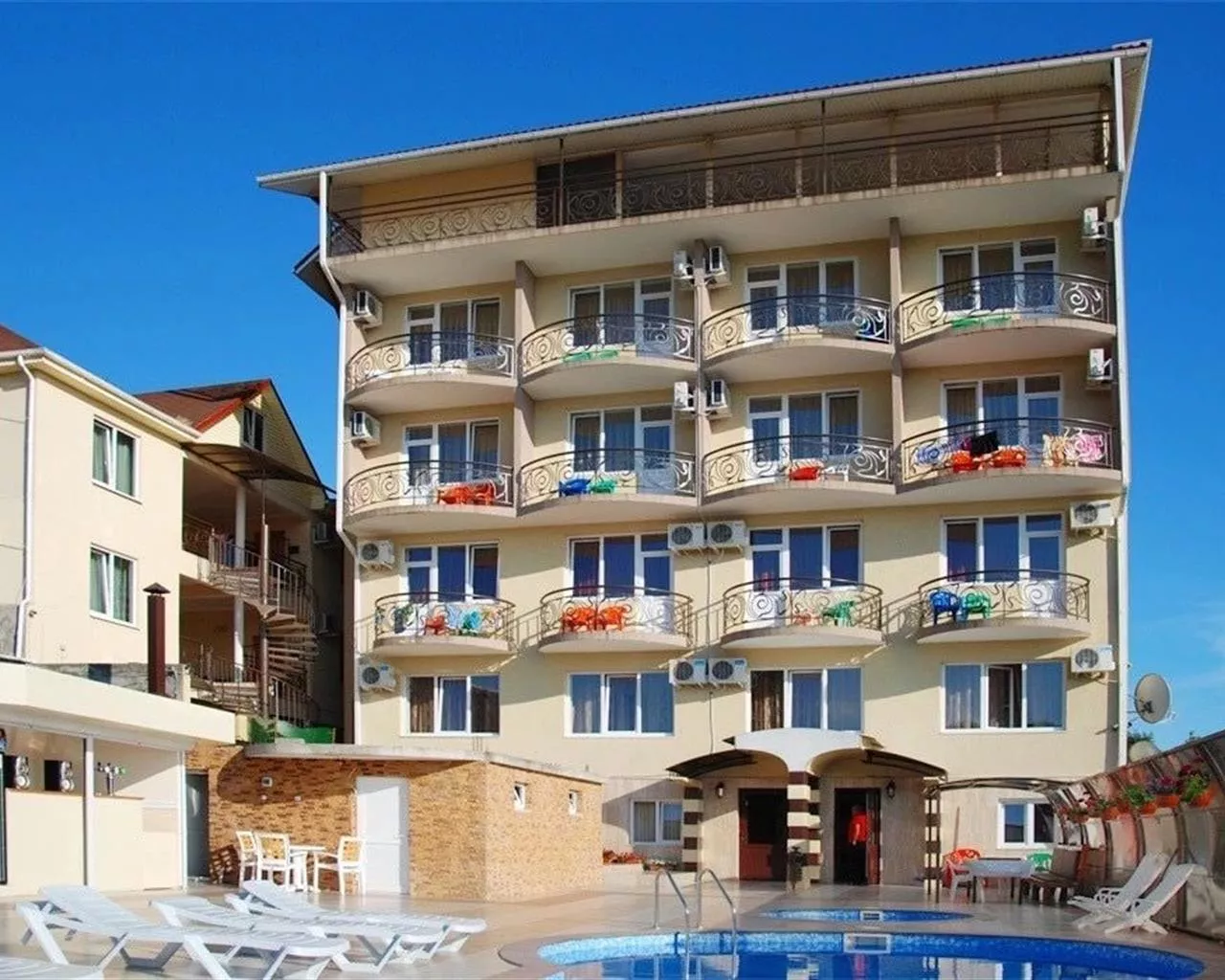 . Отель LooBeach SeaView. Лоо