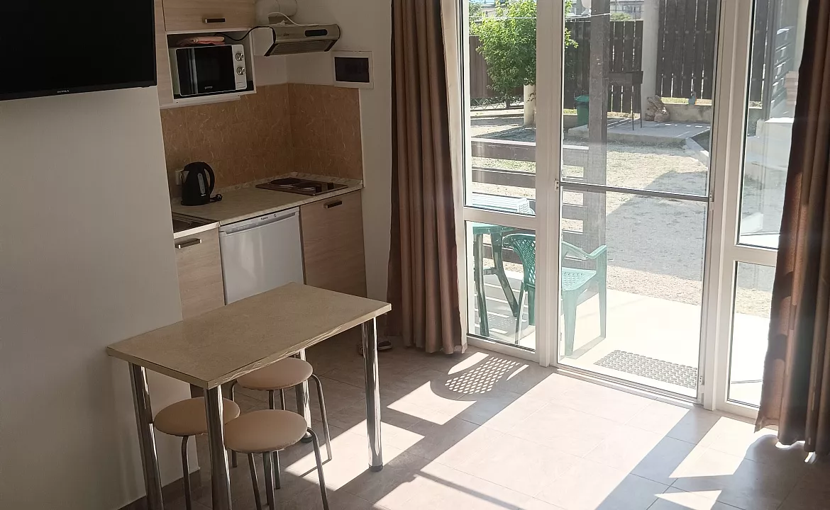 Улучшенный четырёхместный с кухней 5. Гостевой дом Тихий дворик - Орджоникидзе. Орджоникидзе