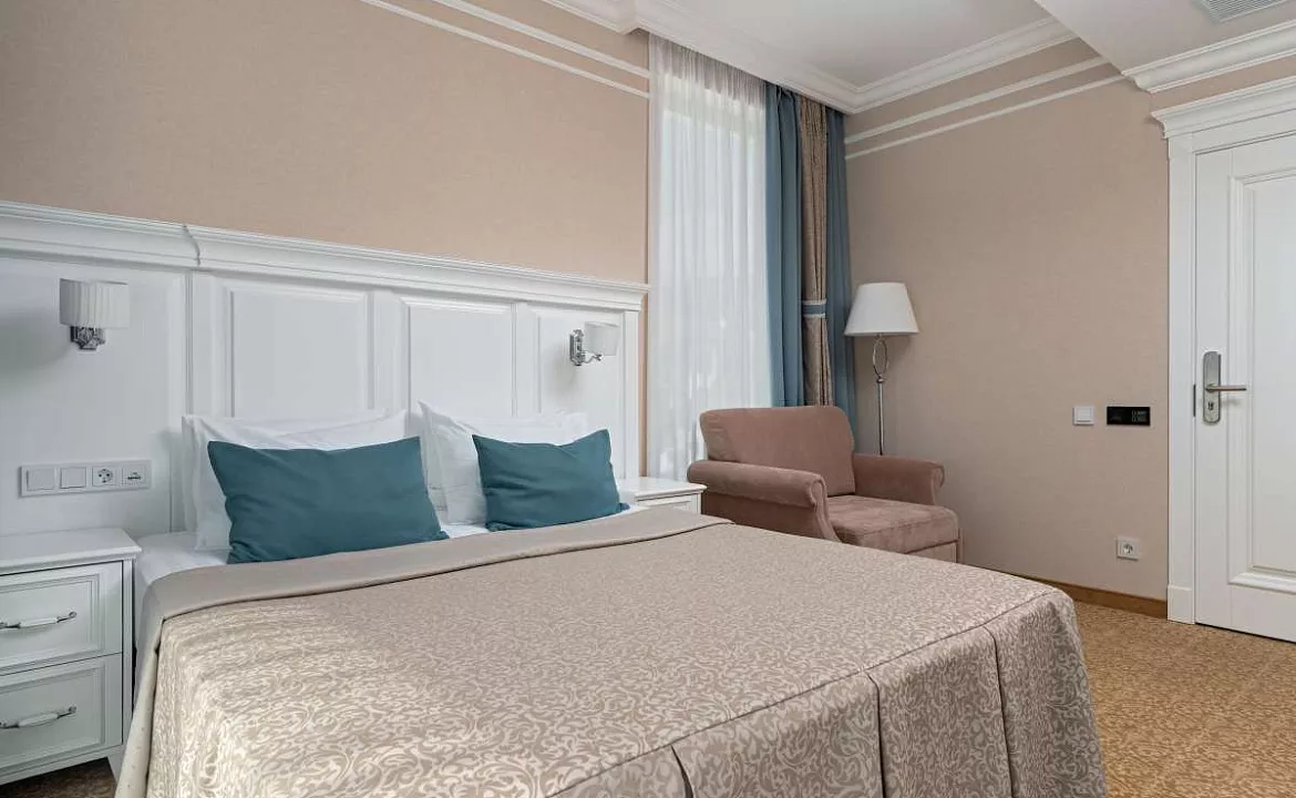 Однокомнатный двухместный номер «Стандарт». Семейный отель Династия. Геленджик