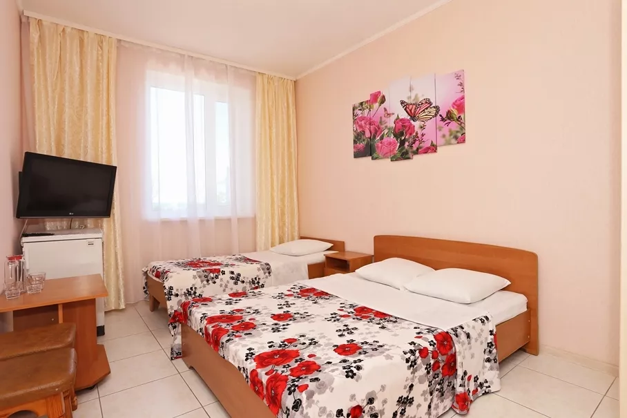 3-х местный улучшенный.  Частный отель Экватор. Береговое