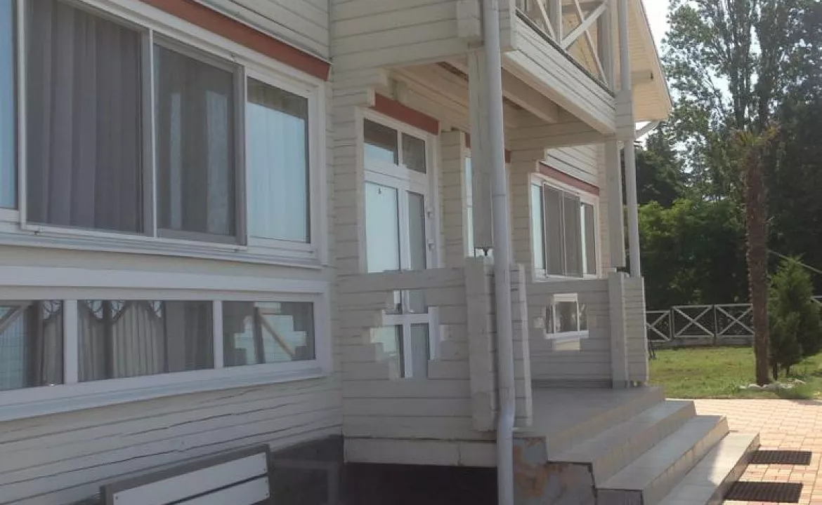 Полулюкс с витражными окнами(с видом на море). Гостевой дом "Золотые пески". Гудаута