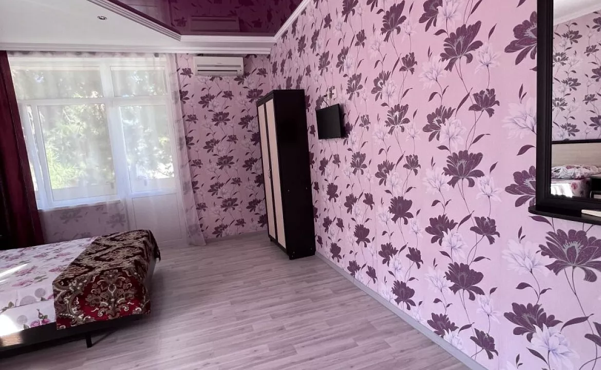 Четырехместный улучшенный номер с балконом, от 1 до 4 гостей, двуспальная кровать, балкон. Мини-отель Моника. Анапа Четырехместный улучшенный номер с балконом, от 1 до 4 гостей, двуспальная кровать, балкон. Мини-отель Моника. Анапа