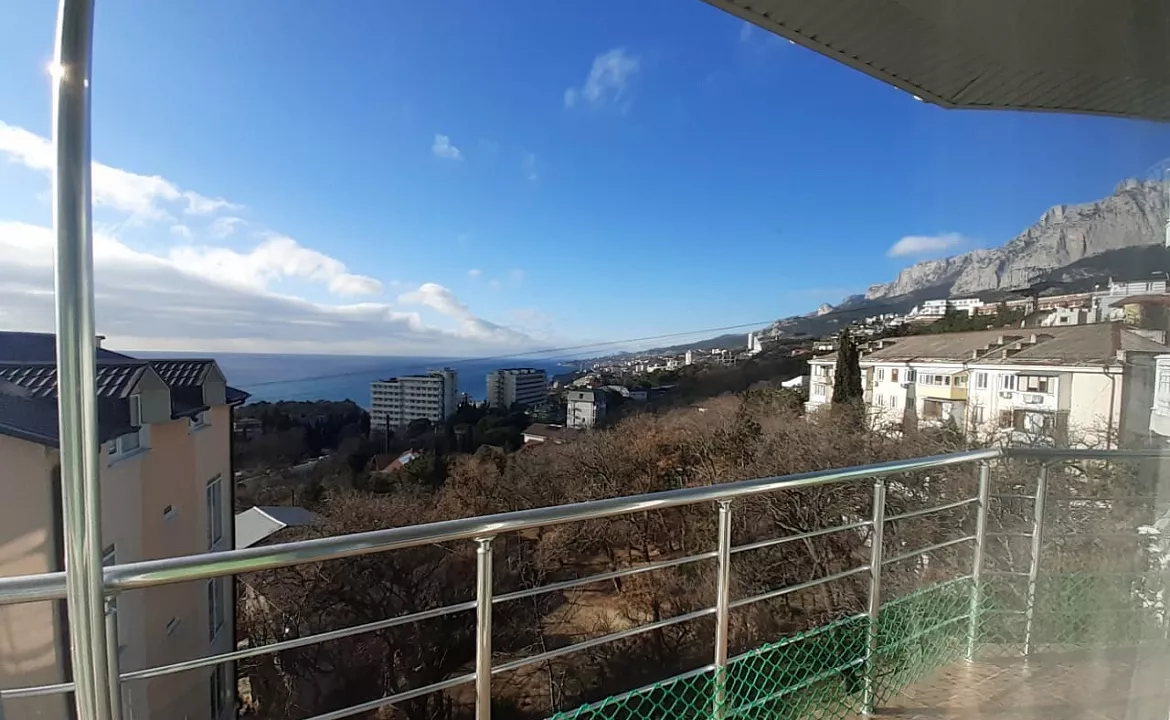 Двухкомнатные апартаменты с видом на море и горы Ай Петри. Гостевой дом на Маратовской. Гаспра