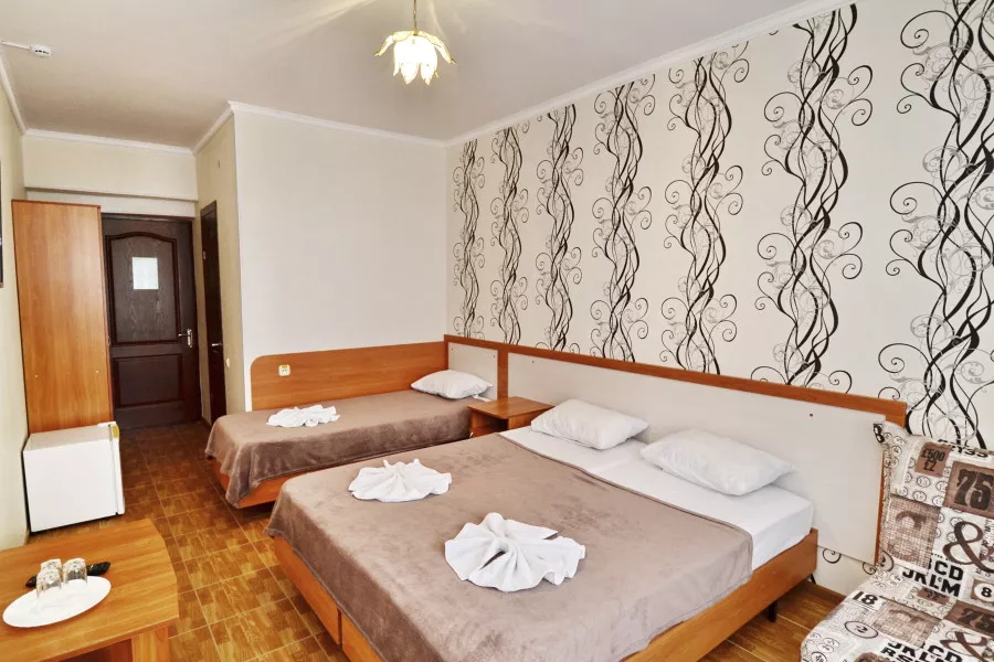 Полулюкс — трёхместный, с балконом. Гостевой дом «Алёша». Витязево