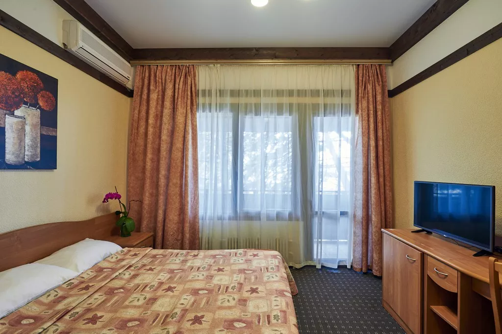 «Дэлюкс» — двухкомнатный номер. Пансионат "Лад" ★★★. Макопсе «Дэлюкс» — двухкомнатный номер. Пансионат "Лад" ★★★. Макопсе