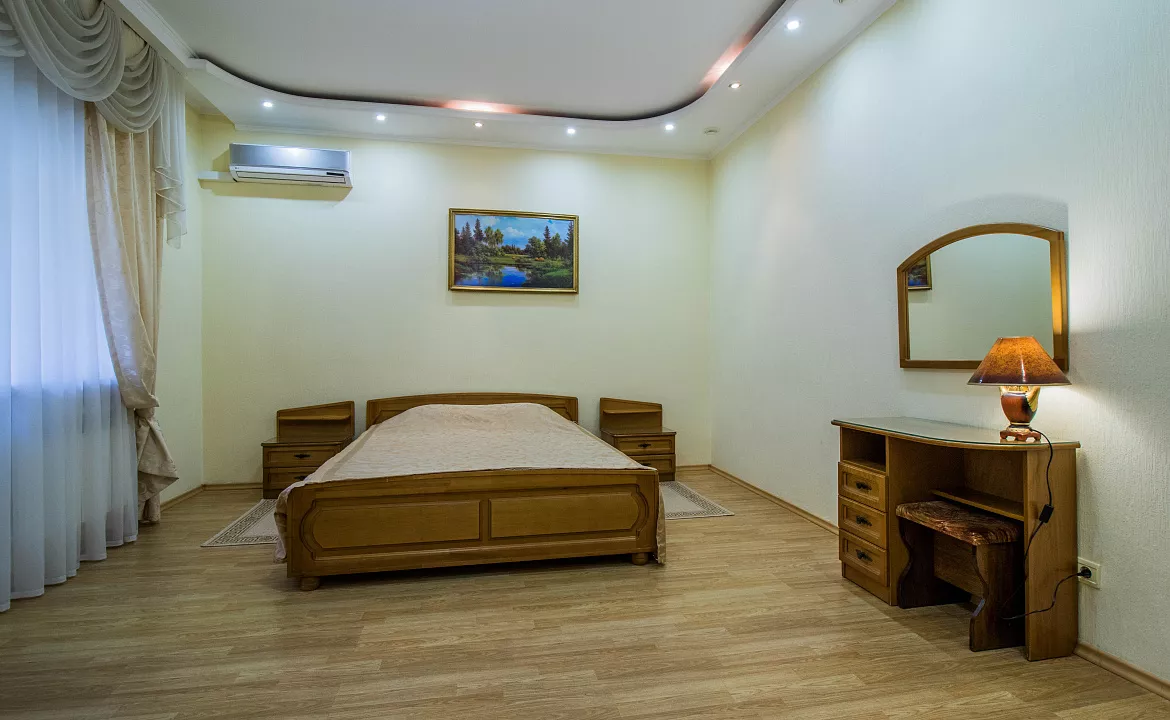 Четырехместный номер-комфорт с двуспальной кроватью и диваном-кроватью. Отель "Москва". Геленджик