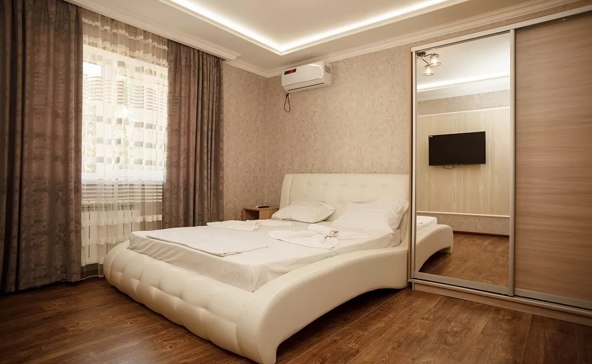 Люкс двухкомнатный с балконом. Гостевой дом Ника Премиум. Геленджик