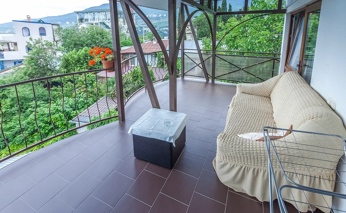 Люкс с балконом до 5 чел. Гостевой дом Пролетарская 12. Гурзуф