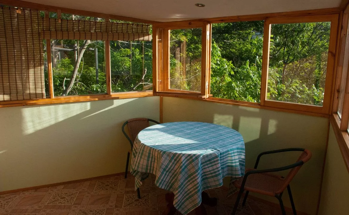 БУНГАЛО (ВЕРХНЕЕ) С ВИДОМ НА БУХТУ. Гостевой дом «Ясеневая роща». Балаклава БУНГАЛО (ВЕРХНЕЕ) С ВИДОМ НА БУХТУ. Гостевой дом «Ясеневая роща». Балаклава