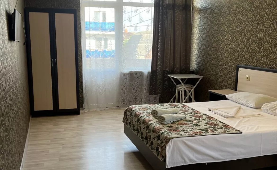 Четырехместный улучшенный номер с балконом, от 1 до 4 гостей, двуспальная кровать, балкон. Мини-отель Моника. Анапа Четырехместный улучшенный номер с балконом, от 1 до 4 гостей, двуспальная кровать, балкон. Мини-отель Моника. Анапа