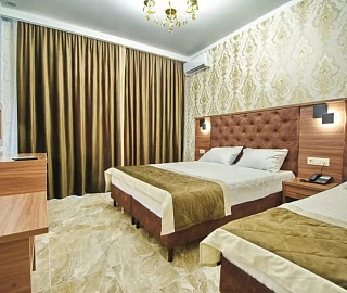 Трехместный номер с балконом. Отель Grand Sofia. Трехместный номер с балконом. Отель Grand Sofia.
