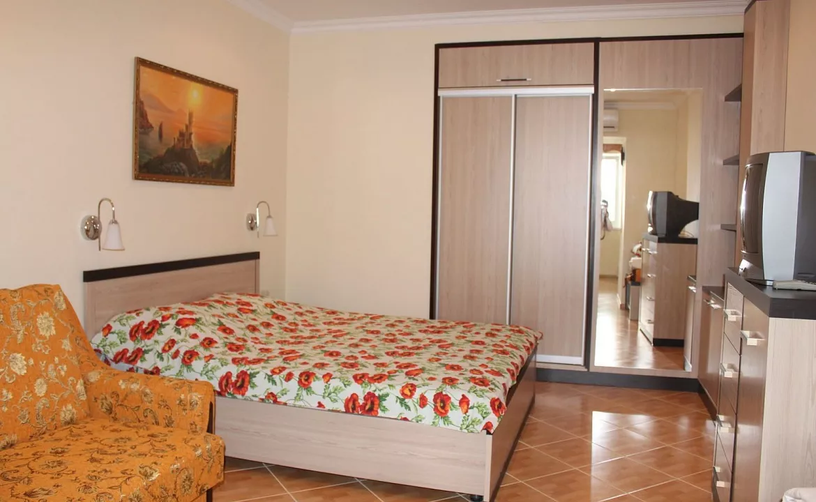 Номера со своим двориком. Отель Кайрос. Кореиз