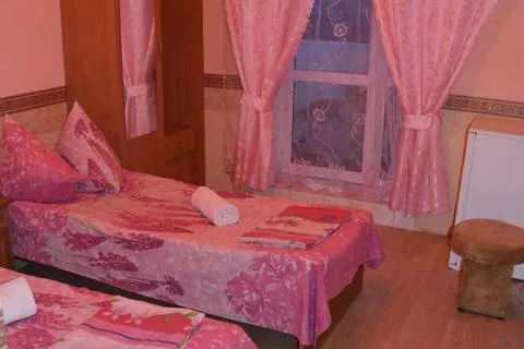 Номер 2-х местный «Розовый». Гостевой дом «Виктория» - Заозерное. Заозерное Номер 2-х местный «Розовый». Гостевой дом «Виктория» - Заозерное. Заозерное