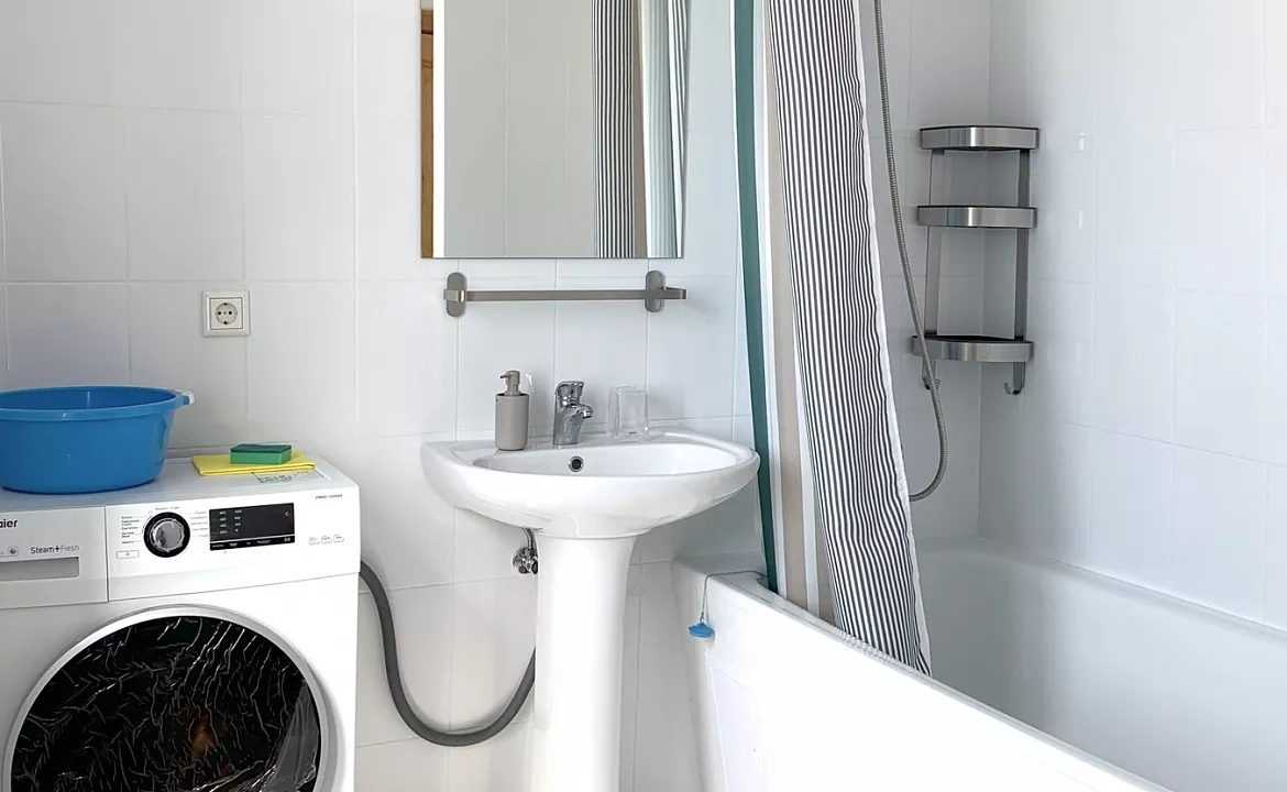 Двухместный номер с панорамным окном. Гостевой комплекс "Буэнос Диас". Совет-Квадже