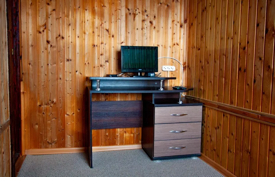 Люкс с балконом и кроватью размера «king-size». Гостевой дом ШарЛООтка. Лоо