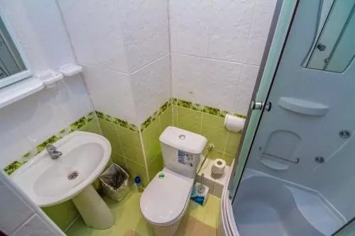 ДВУХМЕСТНЫЙ НОМЕР С 2 ОТДЕЛЬНЫМИ КРОВАТЯМИ + ДОПОЛНИТЕЛЬНОЙ КРОВАТЬЮ. Гостевой дом "ОЛЬГА" - Адлер. Адлер