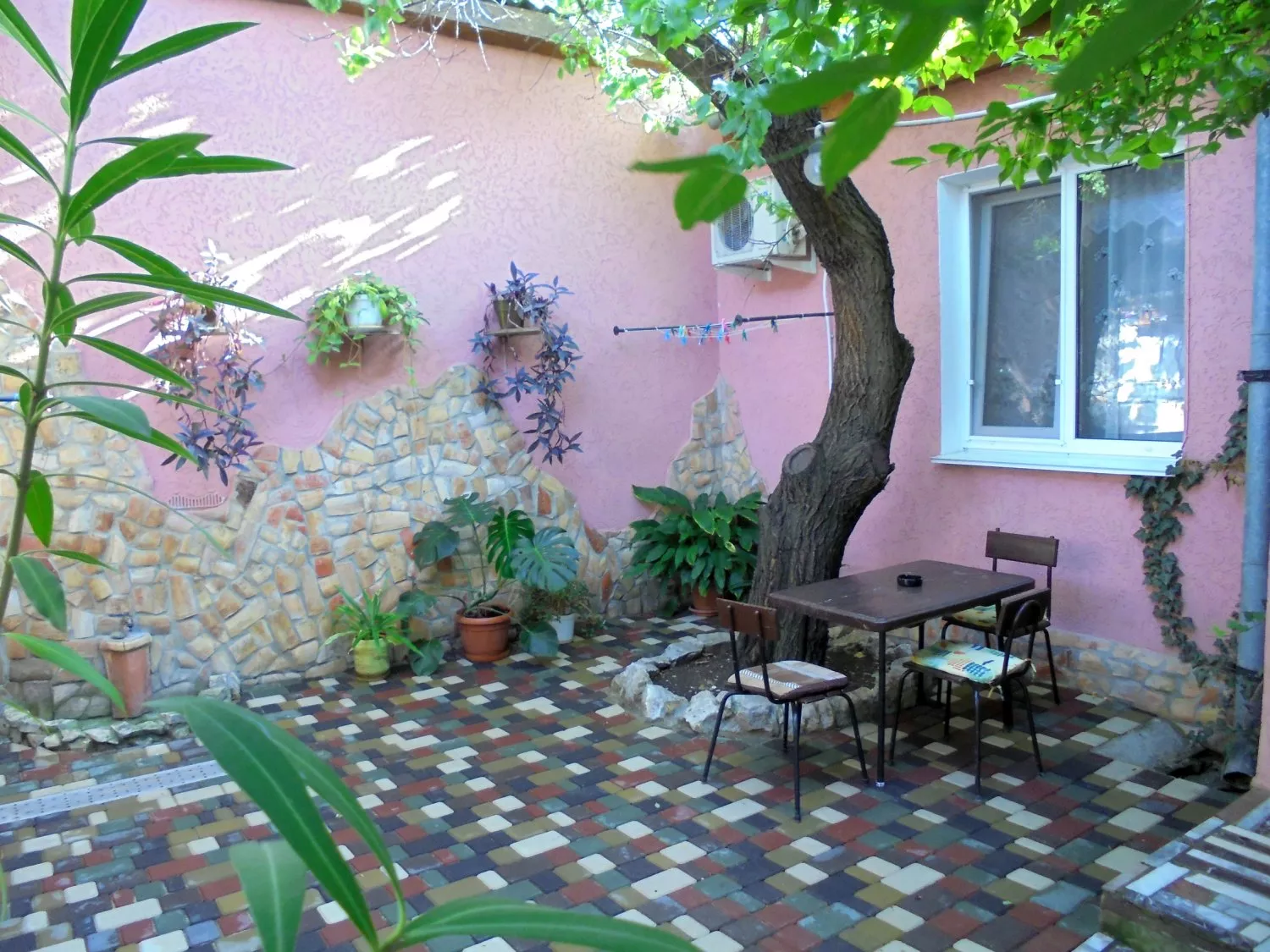 . Дом под ключ  Домик под абрикосовым деревом на 2-4 человека.. Феодосия