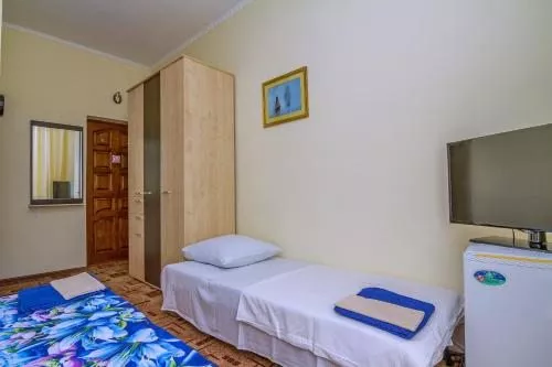 ДВУХМЕСТНЫЙ НОМЕР С 2 ОТДЕЛЬНЫМИ КРОВАТЯМИ + ДОПОЛНИТЕЛЬНОЙ КРОВАТЬЮ. Гостевой дом "ОЛЬГА" - Адлер. Адлер