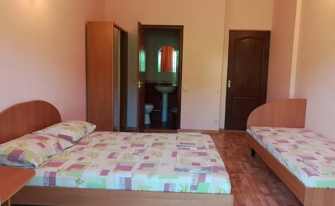 Номера 3-местные без вида на море. Гостевой дом «ФЛАГМАНСКИЙ». Приветное