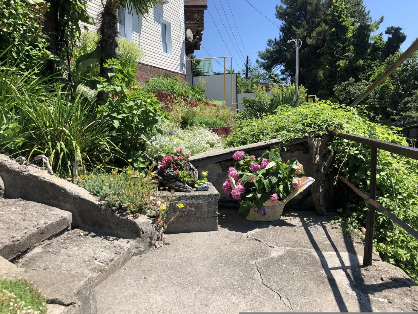 . Квартира со своей личной беседкой и качелями . Лазаревское