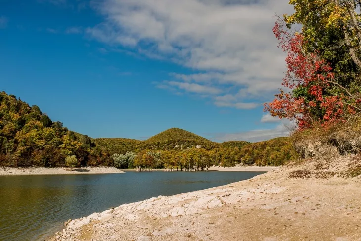 . Квартира в многоквартирном доме  Студия в семейном комплексе для отдыха с бассейнами. Сукко