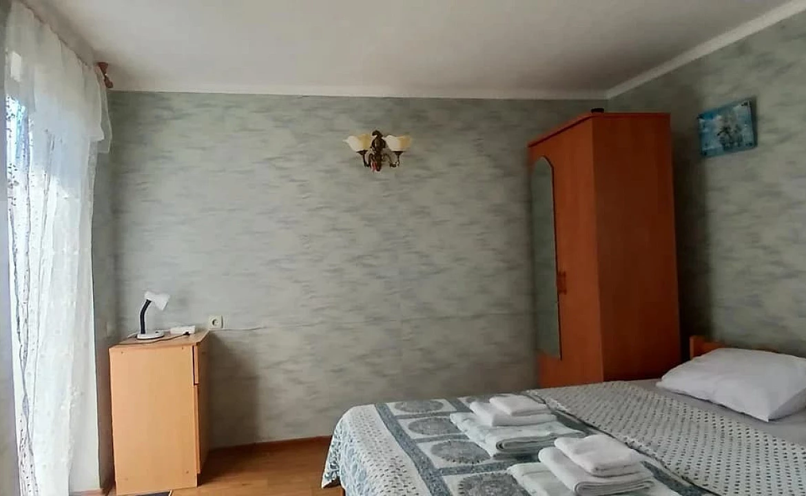 Второй этаж отдельного домика люкс класса, 2 комнаты, от 1 до 2 гостей, двуспальная кровать, балкон. Гостевой дом "Горная лаванда". Лазаревское