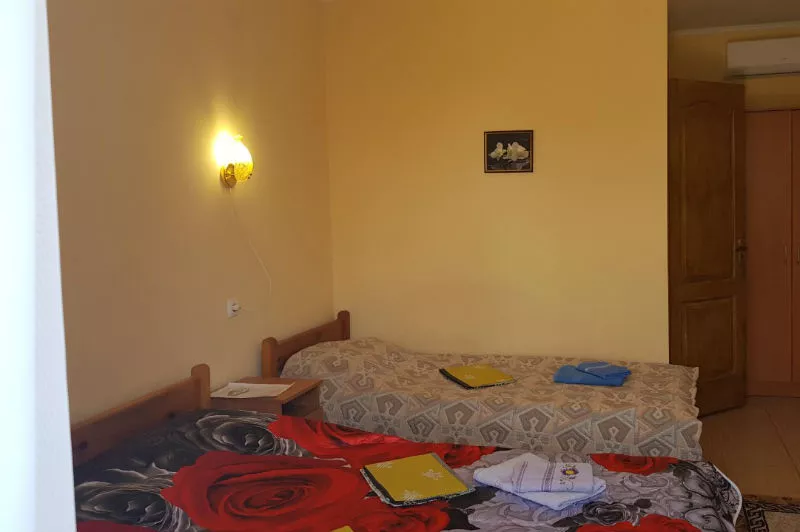 3-х местный номер «Полулюкс». Гостевой дом "Зеленый дворик". Саки