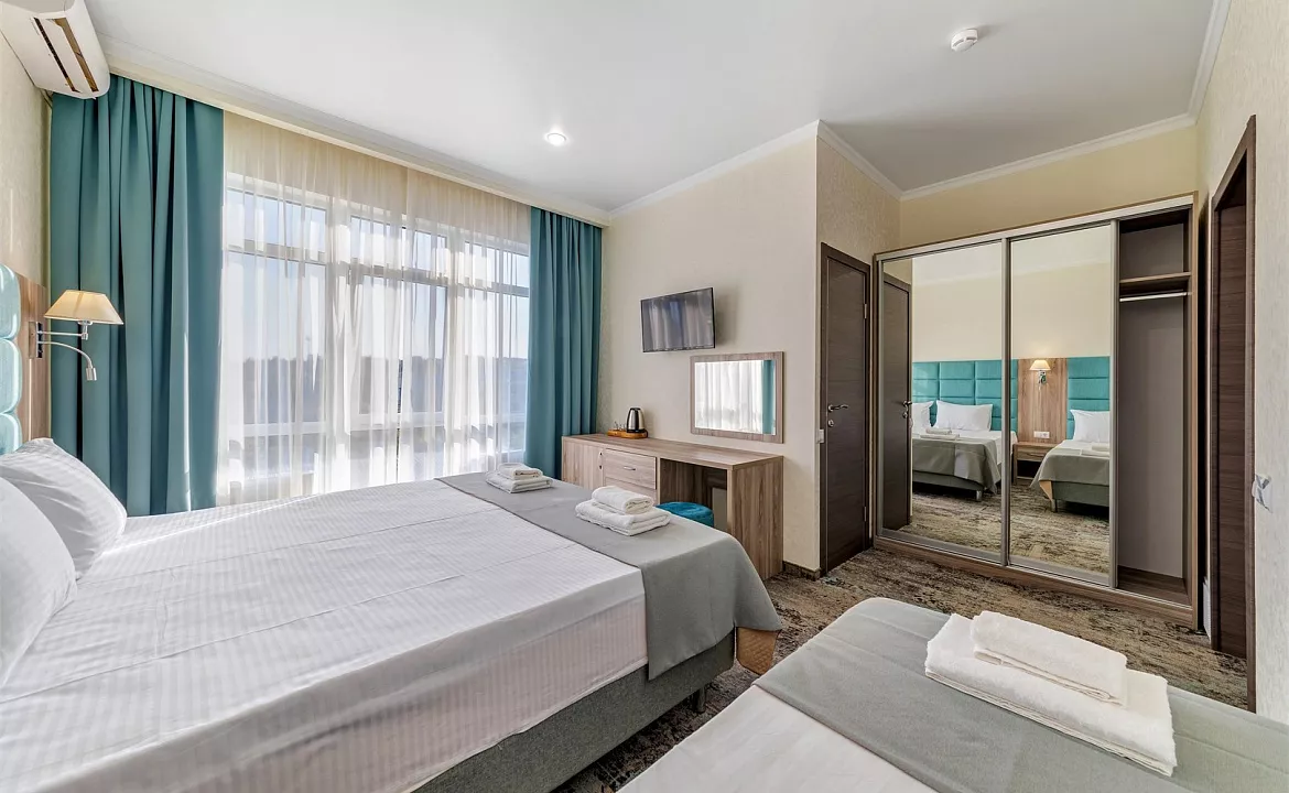 Улучшенный 3х-местный. Отель Премьер. Геленджик