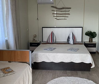 Трёхместный номер с кондиционером. Гостевой дом 7Я. 