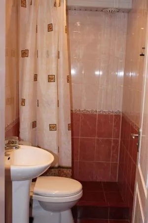 Номера со своим двориком на Маратовской 57. Отель Кайрос. Кореиз