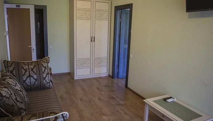 Полулюкс двухкомнатный с балконом. Отель "Villa Oliva-Art". Утёс