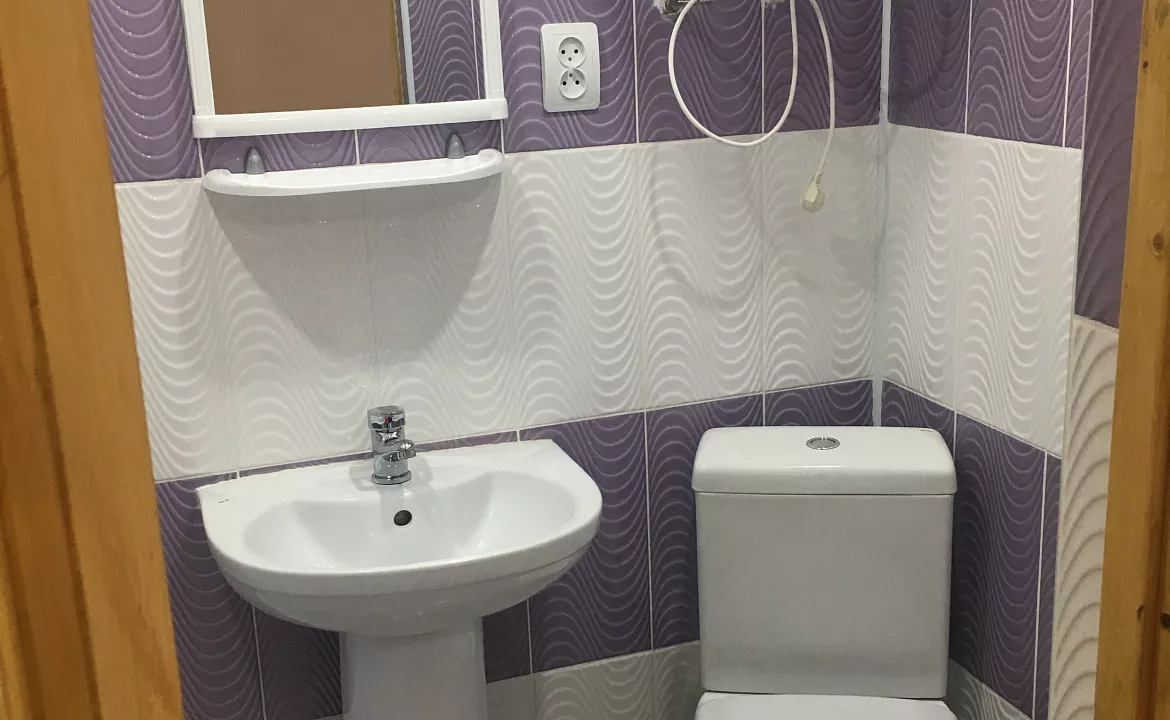 2-х местный номер с удобствами(фиол). Гостевой дом У Сергея и Веры . Гагра