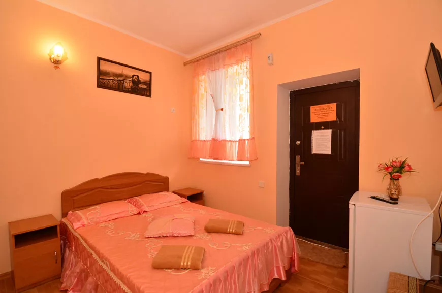 2-местный номер «Персиковый». Гостевой дом Гостевой дом «Радуга». Саки 2-местный номер «Персиковый». Гостевой дом Гостевой дом «Радуга». Саки