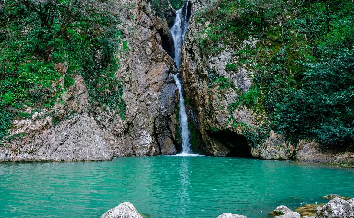 Фото Агурских водопадов взято с сайта: https://rider-skill.ru/