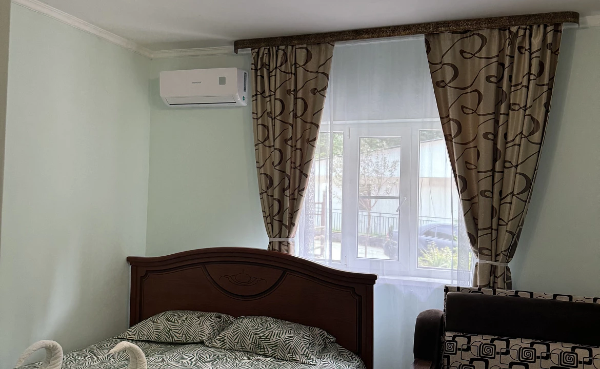 Семейный 3-х комнатный 1 этаж. Гостевой дом "Пантера". Гагра