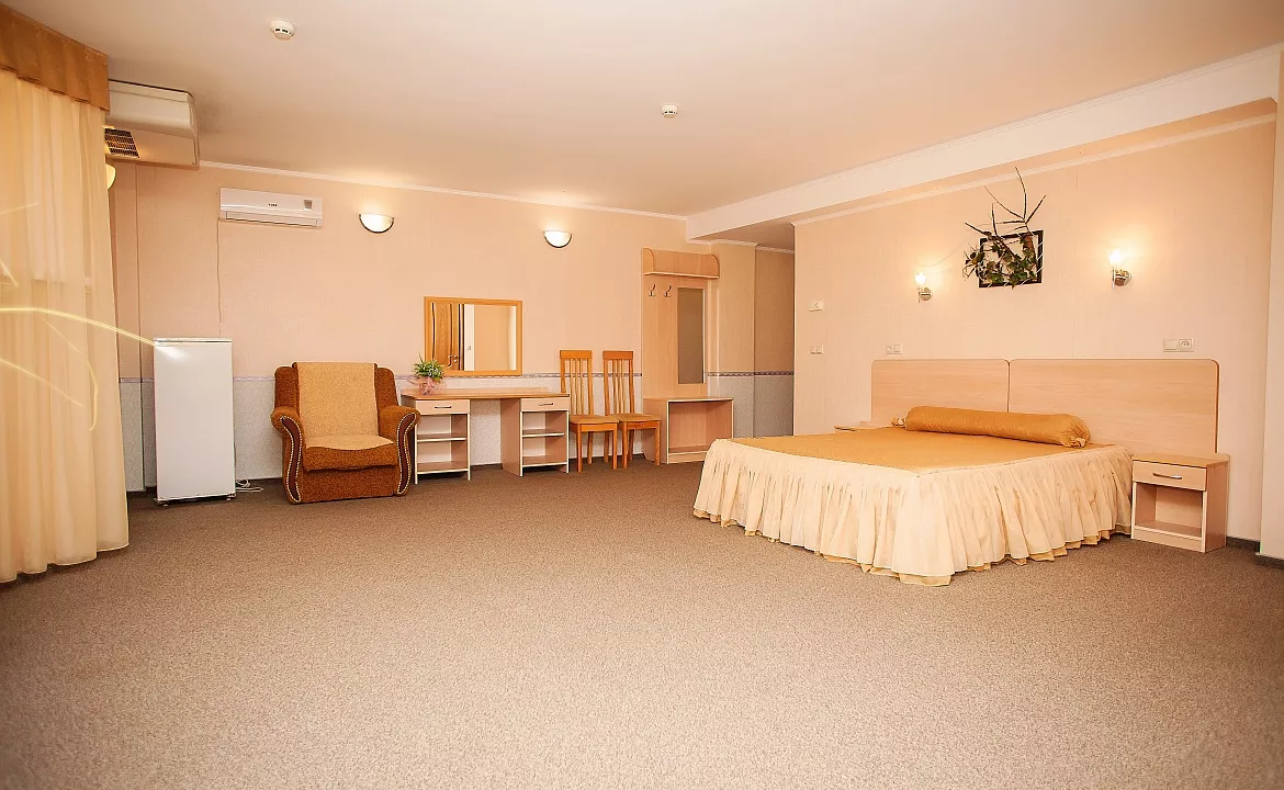 Стандартный семейный номер на 1 этаже . Гостевой дом Дом у Моря ЛАКИ. Геленджик Стандартный семейный номер на 1 этаже . Гостевой дом Дом у Моря ЛАКИ. Геленджик