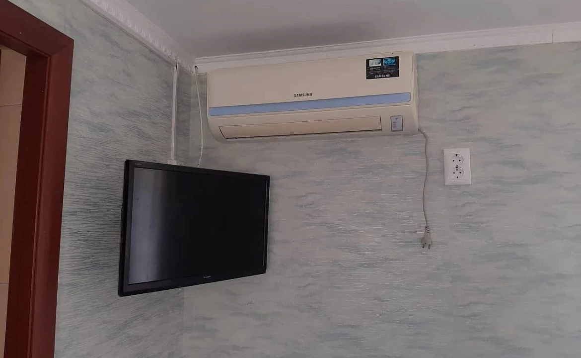 Второй этаж отдельного домика люкс класса, 2 комнаты, от 1 до 2 гостей, двуспальная кровать, балкон. Гостевой дом "Горная лаванда". Лазаревское