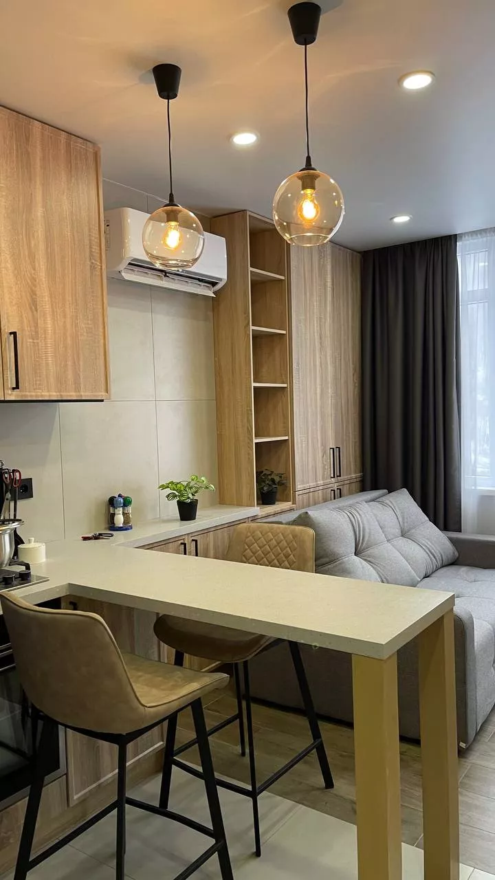 . Частный сектор Красная Поляна с видом на озеро и горы. Красная Поляна