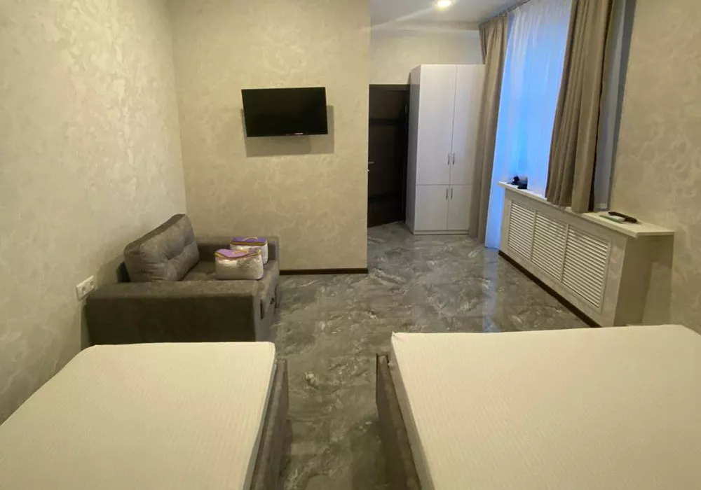 4-х местный номер «Улучшеный» с двуспальной, односпальной кроватями, креслом-кроватью. Отель «Эра». Анапа