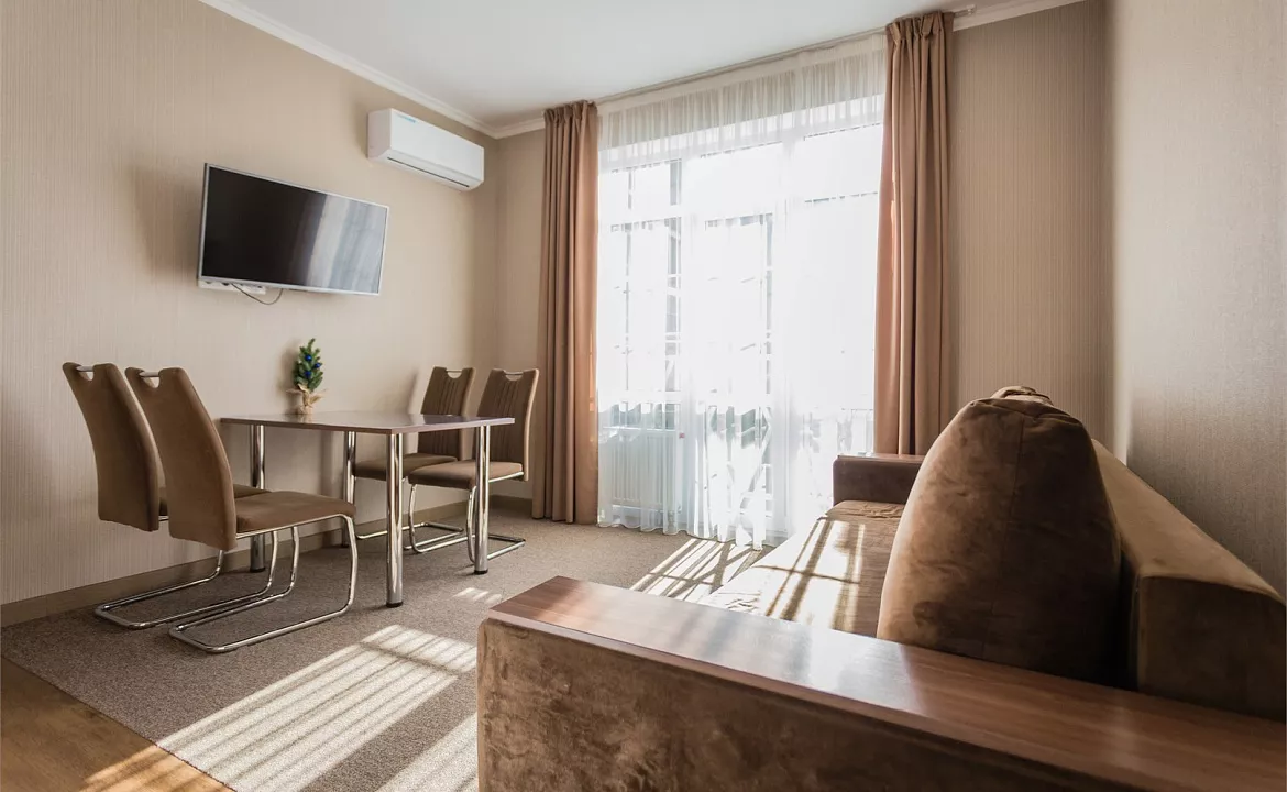 Апартаменты с балконом. Апартаменты "Гости". Красная Поляна