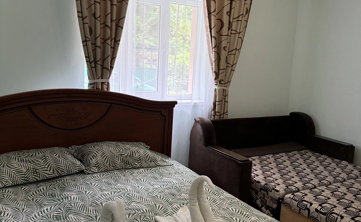 Семейный 3-х комнатный 1 этаж. Гостевой дом "Пантера". Гагра