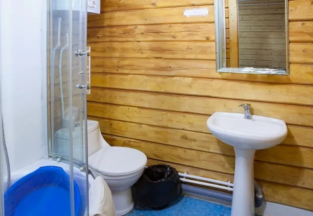 2-х местный однокомнатный номер в новом деревянном корпусе. Гостиница комплекс "Новинка". Ейск