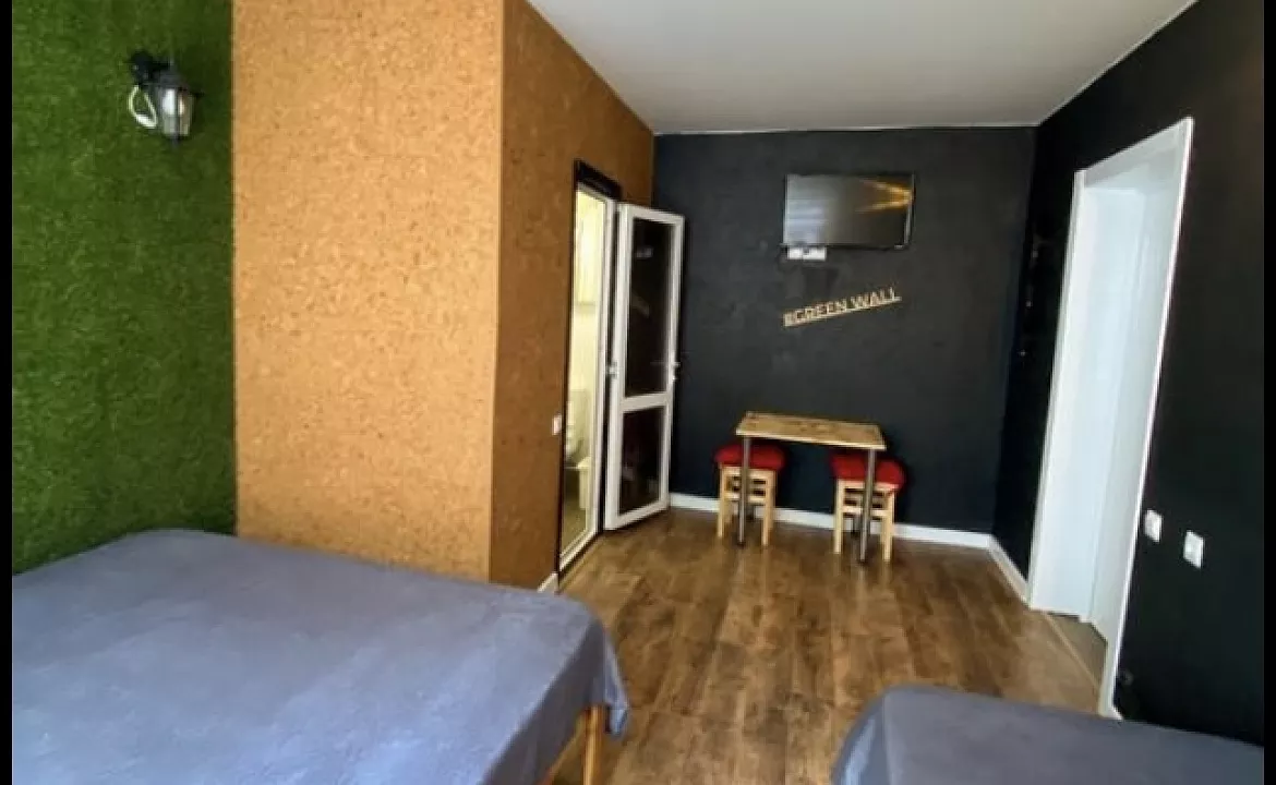 Трехместная комната на первом этаже 1. Гостевой дом GreenWall. Анапа