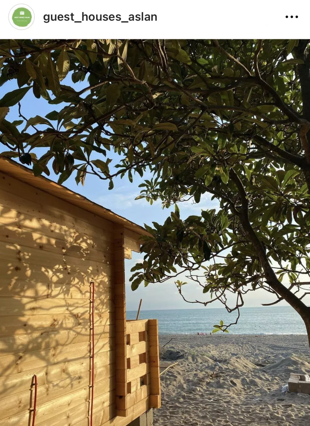 . Коттеджи на берегу моря со всеми удобствами . Сухум