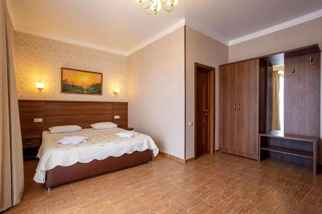 Четырехместный номер с балконом. Отель Атмосфера. Кабардинка Четырехместный номер с балконом. Отель Атмосфера. Кабардинка